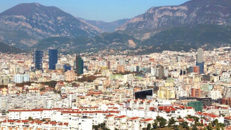 Trasferirsi a vivere e lavorare in Albania: guida pratica